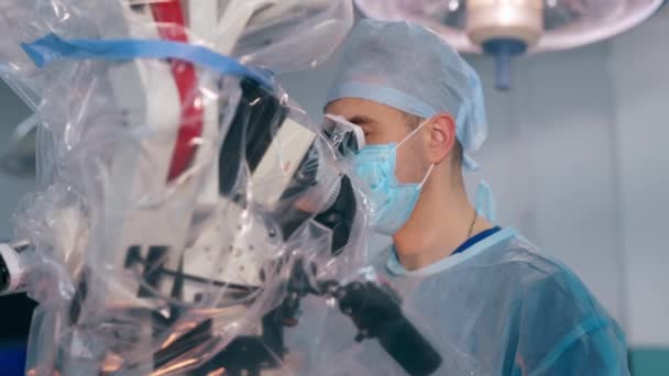 Jovem Médico Usa Equipamentos Inovadores Clínica Visão Lateral Rosto Cirurgião — Vídeo de Stock