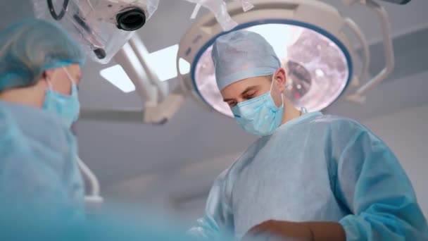Lekarz Mundurze Medycznym Klinice Portret Chirurga Niebieskiej Masce Wykonującego Operację — Wideo stockowe
