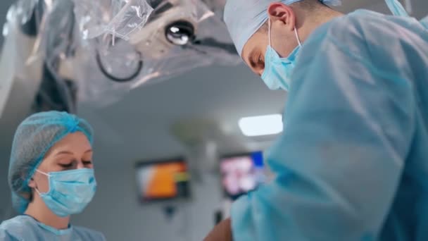 Επαγγελματίας Γιατρός Και Γυναίκα Βοηθός Στο Χειρουργείο Χειρουργός Μπλε Στολή — Αρχείο Βίντεο
