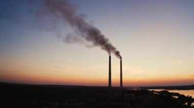 Akşamları gökyüzünde endüstriyel borulardan çıkan kirli duman. Karanlık çöktüğünde elektrik santralinin borularından kimyasal duman çıkıyor..