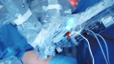 Fütürist robot ameliyat yapıyor. Bir hastaya yapılan zor ameliyat sırasında robotik ekipman. Minimum invaziv ameliyat. Tıpta yeni teknolojiler.