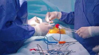 Modern tıbbi aletler. Steril eldivenli cerrahlar, klinikteki hastalarda farklı aletler kullanırlar. Yakın plan..
