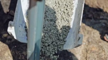 Yeni inşa edilmiş bir binanın beyaz koridoru. Tamamlanmamış tavan kapaklarına odaklan. Kapıları açın, kapıları kapatın..