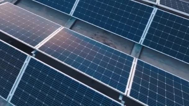 Zonnepanelen Met Zon Die Reflecteert Het Oppervlak Fotovoltaïsche Zonnige Batterijen — Stockvideo