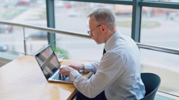 Widok Biznesmena Pracującego Komputerze Dojrzały Mężczyzna Pisze Laptopie Biurze Tle — Wideo stockowe