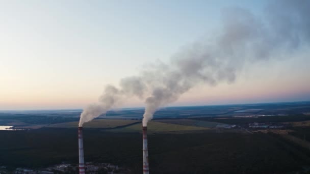 Белый Дым Поднимается Труб Воздух Промышленный Завод Производит Грязные Выбросы — стоковое видео