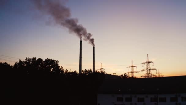 Hőerőmű Ipari Csövei Naplementekor Füst Gyárkéményekből Esti Égbolt Felé Környezetszennyezés — Stock videók