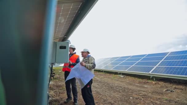 Técnicos Instalando Panel Solar Hombres Ingenieros Cascos Que Conectan Paneles — Vídeo de stock