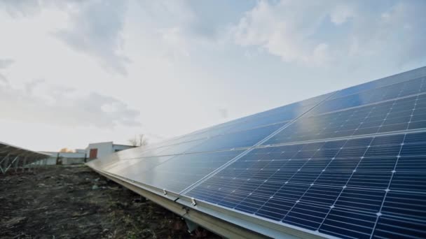 Große Sonnenkollektoren Boden Blaue Zellen Der Batterien Erhalten Einem Sonnigen — Stockvideo