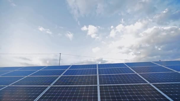 Painel Solar Fotovoltaico Azul Baterias Ensolaradas Num Dia Ensolarado Fonte — Vídeo de Stock