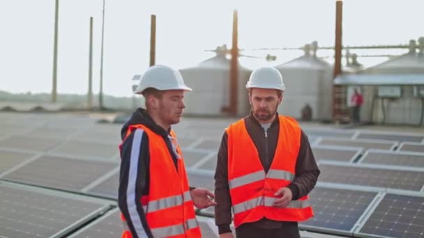 Zwei Ingenieure Schutzuniform Auf Einem Solarpark Arbeiter Hardhat Sprechen Über — Stockvideo