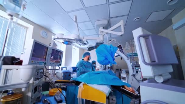 Hedendaagse Apparatuur Operatiekamer Artsen Medisch Uniform Doen Een Operatie Aan — Stockvideo