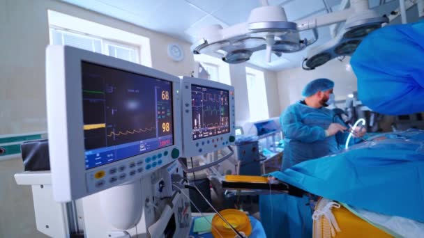Praca Monitorów Sali Operacyjnej Ekran Komputera Pokazuje Bicie Serca Pacjenta — Wideo stockowe
