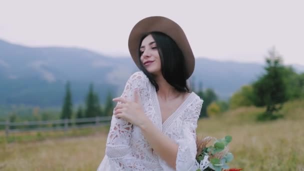 Lächeln Braut Der Natur Schöne Junge Frau Weißem Kleid Und — Stockvideo