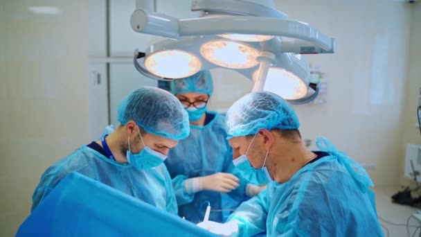 Grupa Neurochirurgów Wykonująca Operację Praca Zespołowa Lekarzy Mundurach Ochronnych Pracujących — Wideo stockowe