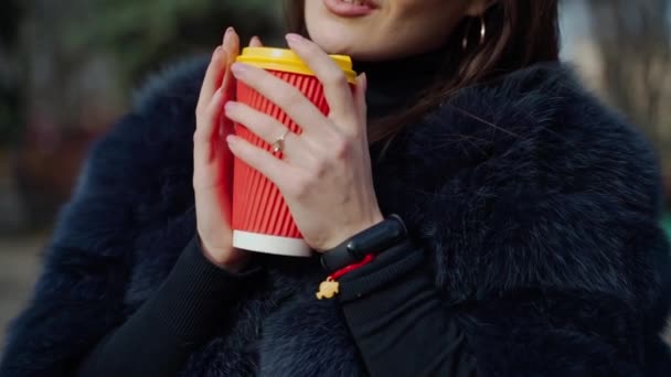 Una Taza Café Caliente Las Manos Mujer Aire Libre Chica — Vídeos de Stock