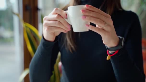 Όμορφο Κορίτσι Πίνει Καφέ Ένα Καφέ Νεαρή Γυναίκα Κάθεται Στο — Αρχείο Βίντεο