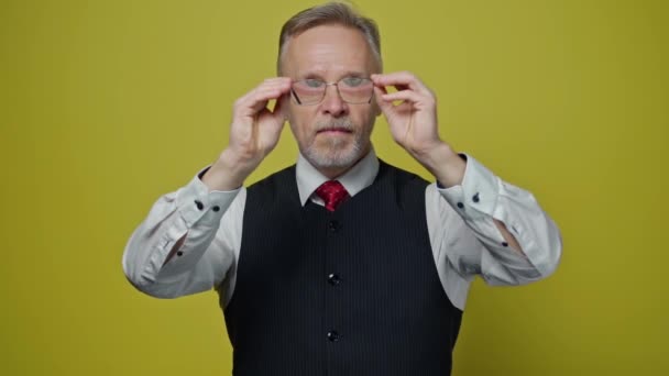 Vtipný Šedovlasý Muž Brýlemi Portrét Dospělého Muže Obleku Jak Nasazuje — Stock video