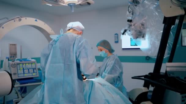Kirurgi Process Modern Klinik Kirurg Och Kvinnlig Assistent Blå Medicinsk — Stockvideo