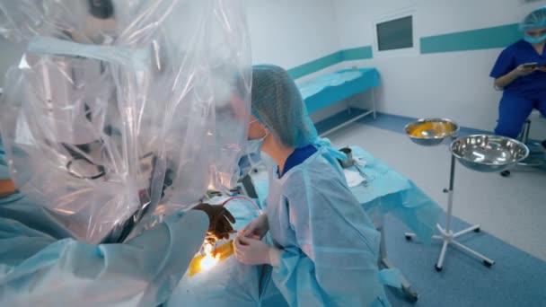 Modern Operationssal För Kirurgiska Ingrepp Till Patienten Assistent Som Ger — Stockvideo