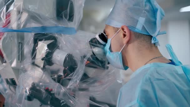 Specialist Medicinskt Mikroskop Kirurg Blå Uniform Utför Operation Genom Det — Stockvideo
