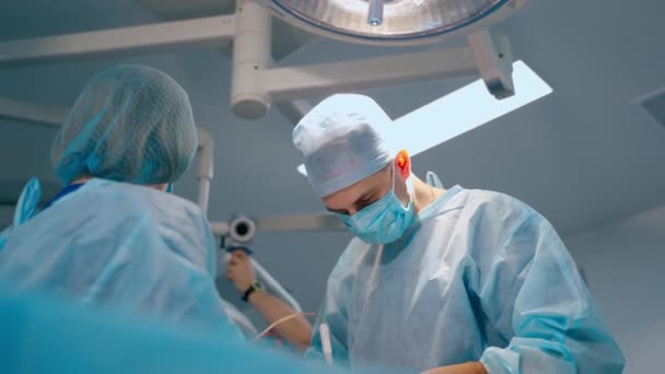 Профессиональный Врач Ассистент Операционной Хирург Медсестра Медицинской Одежде Проводят Операцию — стоковое видео