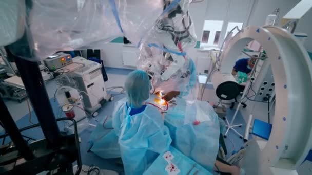 近代的な手術室での手術プロセス 医療従事者は 手術中に現代的な機器をクリニックの患者に使用しています トップビュー — ストック動画