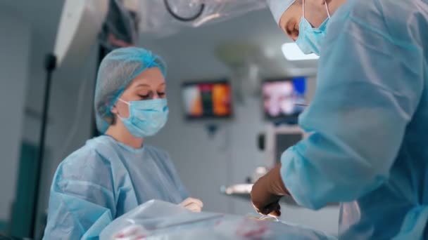 Departamento Cirurgia Especialista Masculino Assistente Fazendo Uma Operação Paciente Uma — Vídeo de Stock