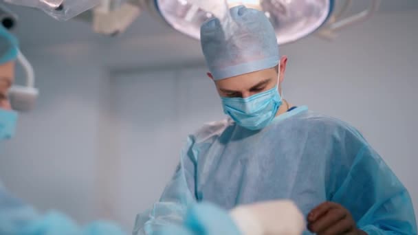 Professionell Kirurg Och Kvinnlig Assistent Läkare Tillsammans Med Sjuksköterska Blå — Stockvideo