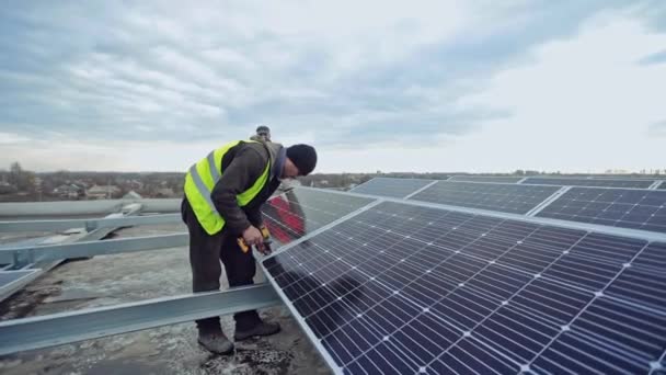 Technicien Avec Perceuse Renforce Panneau Solaire Installation Cellules Photovoltaïques Sur — Video