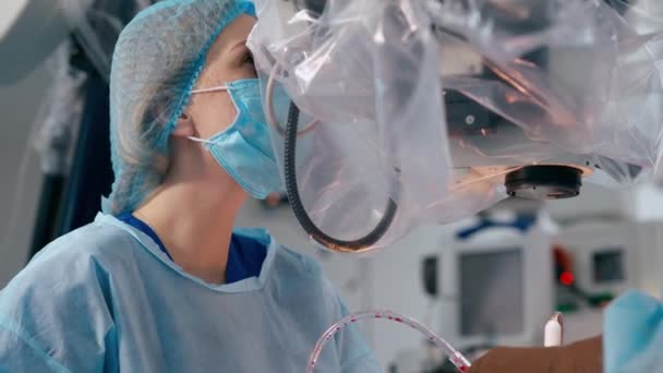 Kadın Doktor Ameliyat Sırasında Mikroskopa Bakar Profesyonel Cerrahlar Modern Tıbbi — Stok video