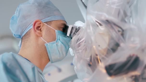 Cirujano Masculino Con Máscara Azul Gorra Vista Lateral Médico Que — Vídeo de stock