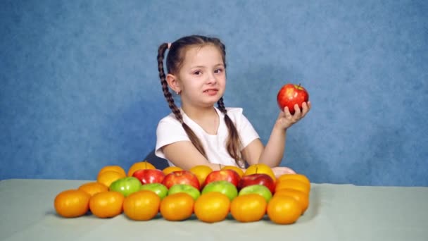 Niña Comiendo Manzana Deliciosas Frutas Frescas Colocan Muy Bien Mesa — Vídeos de Stock