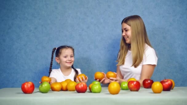 Kislány Játszik Friss Gyümölcsökkel Otthon Anya Lánya Narancssárga Mandarinnal Zsonglőrködnek — Stock videók
