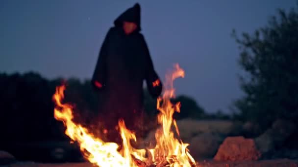 Zářivý Plamen Černá Čarodějnice Ním Hořícího Ohně Noci Stála Strašidelná — Stock video