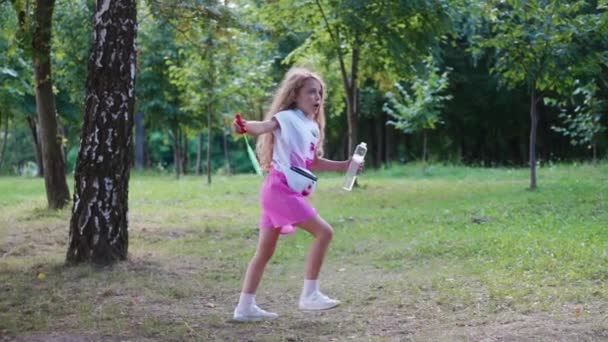 Дитина Бульбашковим Вентилятором Відкритому Повітрі Маленька Дівчинка Ходить Серед Природи — стокове відео
