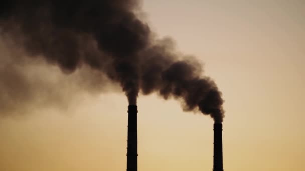Огромное Загрязнение Воздуха Вечером Огромных Труб Выходит Темный Дым Смерть — стоковое видео