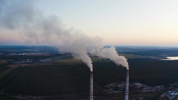 Weißer Rauch Aus Pfeifen Auf Naturhintergrund Zwei Schornsteine Erzeugen Emissionen — Stockvideo