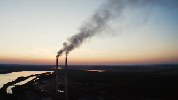 Ecologische Ramp Vuile Emissies Van Industriële Leidingen Natuurlijke Omgeving Avond — Stockvideo