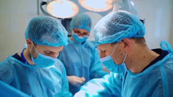 Processo Chirurgico Paziente Parte Specialisti Medici Assistenti Utilizzano Strumenti Medici — Video Stock
