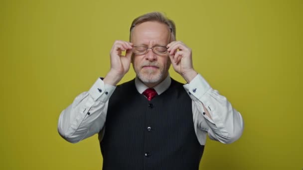 안경에 노란색 배경에 만드는 우아한 슬로우 — 비디오