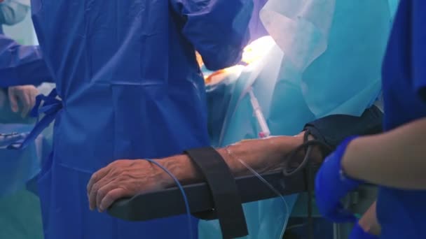 Patientens Hand Med Rör Och Band Operationen Kirurgisk Process Med — Stockvideo