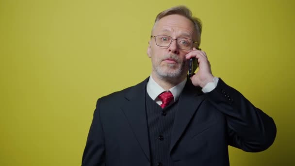 Uomo Affari Anziano Con Telefono Uomo Maturo Elegante Costume Parlare — Video Stock