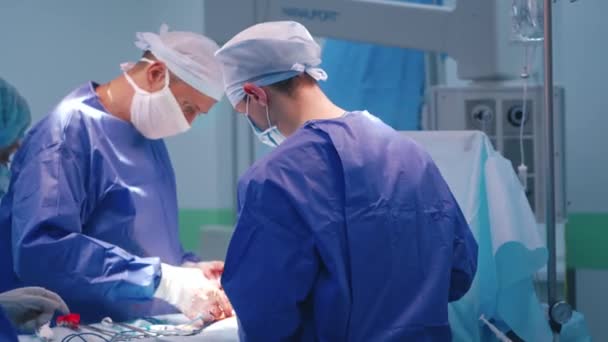 Travail Équipe Bloc Opératoire Les Chirurgiens Effectuent Une Opération Avec — Video