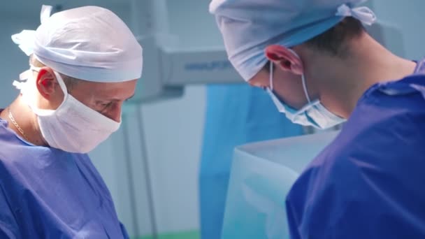 Deux Médecins Pratiquant Opération Visages Travailleurs Médicaux Masculins Masqués Hôpital — Video