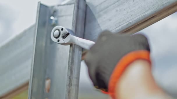 Einbau Von Metallrahmen Hand Eines Arbeiters Befestigt Metallbasis Für Photovoltaik — Stockvideo