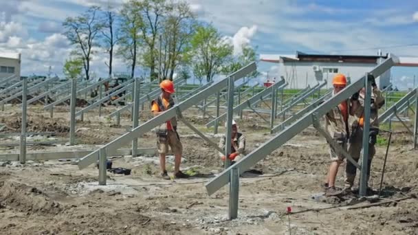 Ingenieurs Zetten Metalen Constructie Grond Werknemers Met Een Harde Hoed — Stockvideo