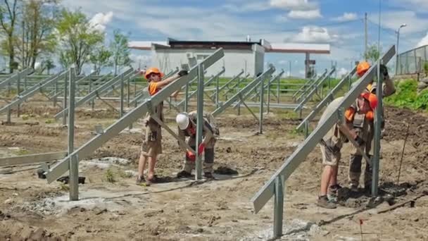Construcción Metálica Para Paneles Solares Trabajadores Cascos Protección Construyen Nueva — Vídeos de Stock