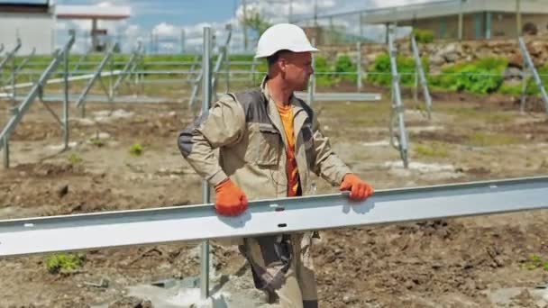 Lugar Construcción Una Granja Solar Aire Libre Trabajador Casco Seguridad — Vídeos de Stock