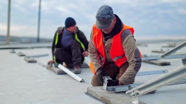 Installation Auf Metallbasis Techniker Bringen Spezielle Konstruktionen Für Sonnenkollektoren Bau — Stockvideo